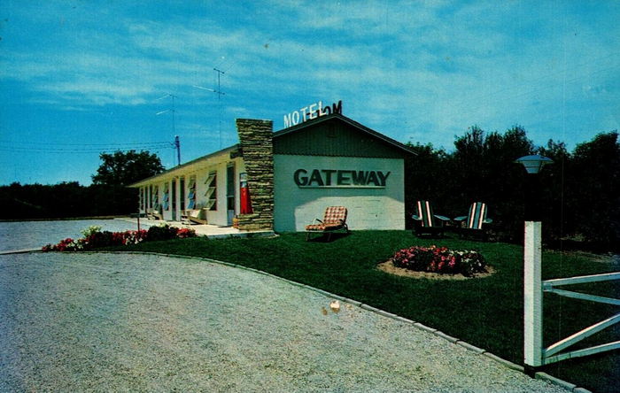 Gateway Motel - Vintage Post Card